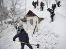Уборка снега Чистка крыш Чистка кровли (4 фотографии)